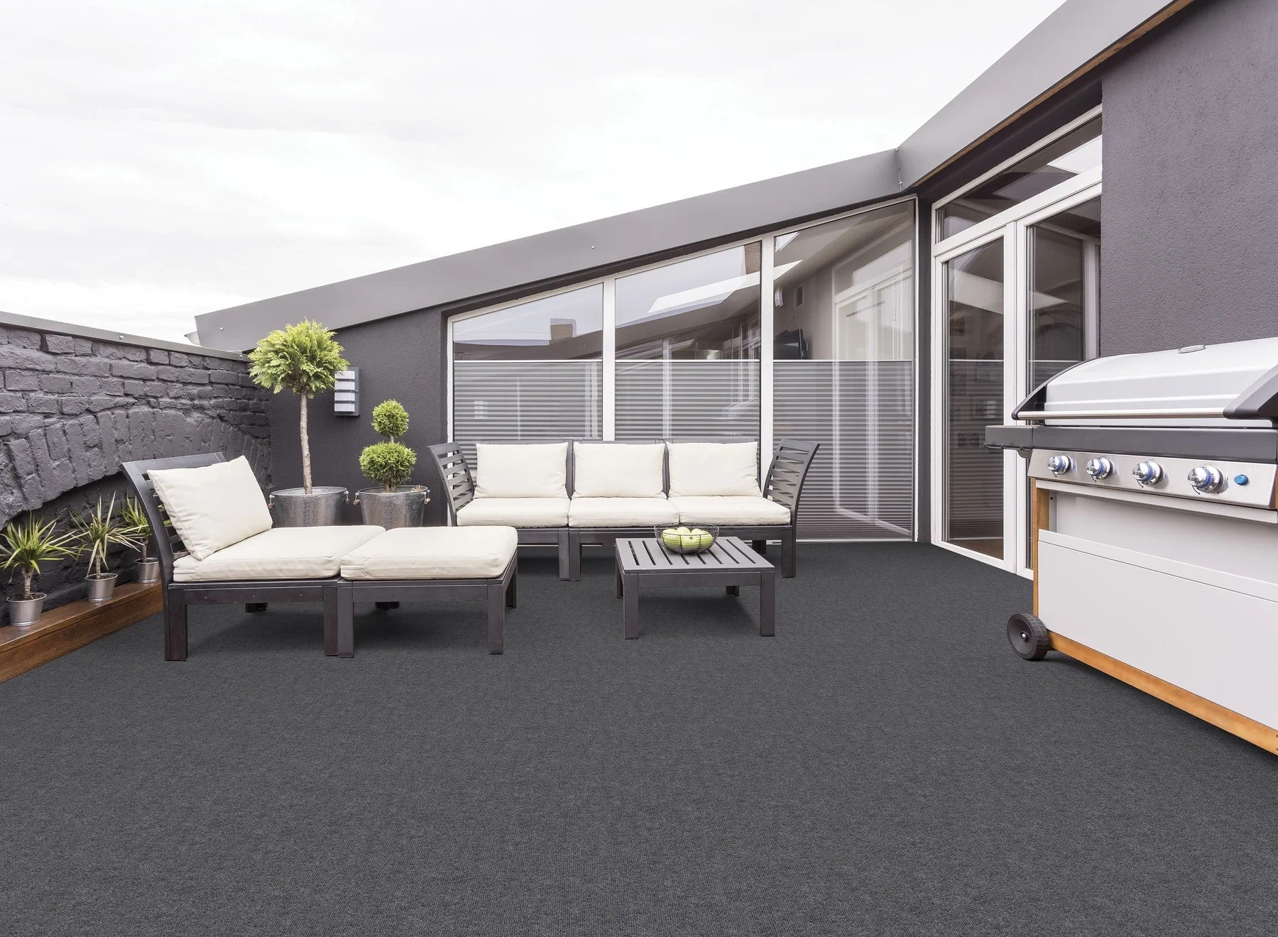 Tapis extérieur gris sur une terrasse