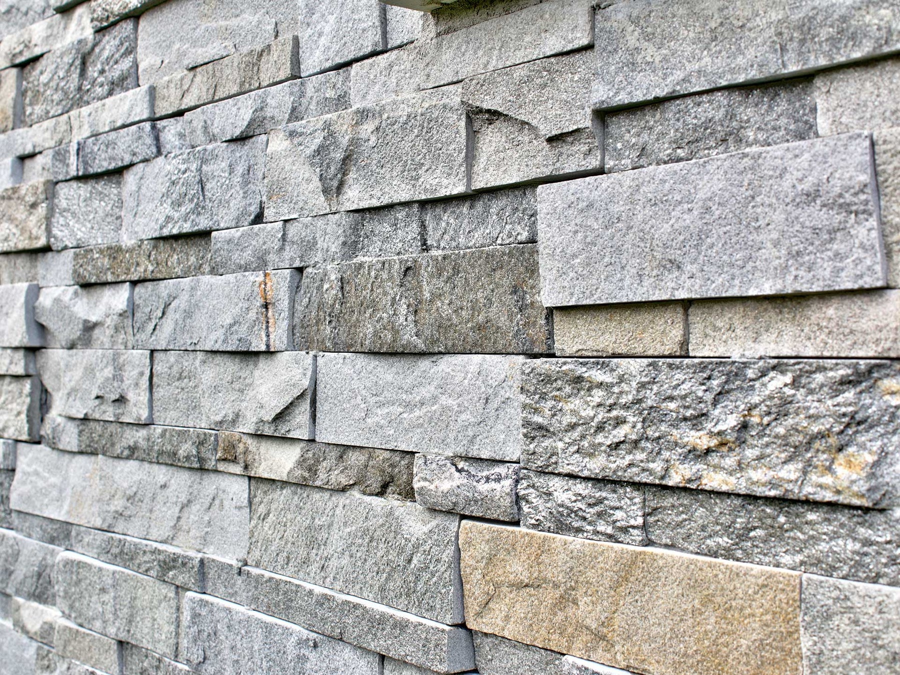 Pierres naturelles Alpine - Revêtement mural | Lanctôt Couvre-Sol Design